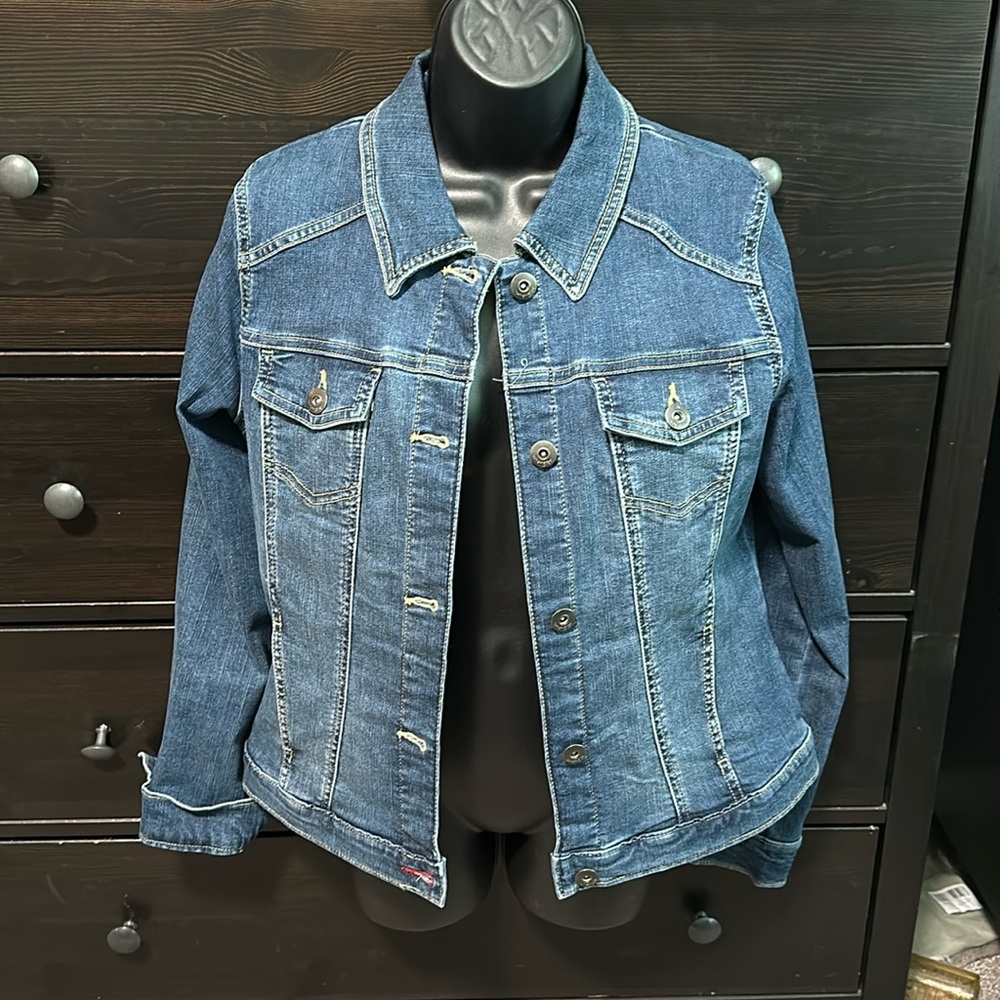 Size Medium Women’s Wrangler Denim Jacket
